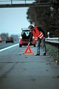 Wer auf das Anlegen der Warnweste verzichtet, riskiert Kopf und Kragen. Foto: DVR/auto-reporter.net